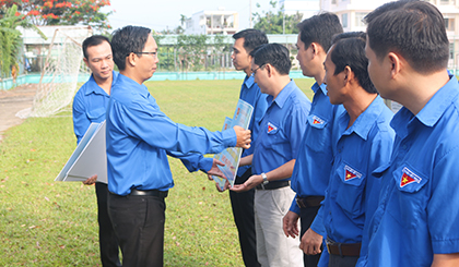 Ông Nguyễn Xuân Phúc, Bí thư Đoàn khối CCQ tỉnh, trao bảng tượng trưng các công trình thanh niên cho các cum đoàn trực thuộc.
